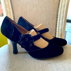 Sofft black suede heels